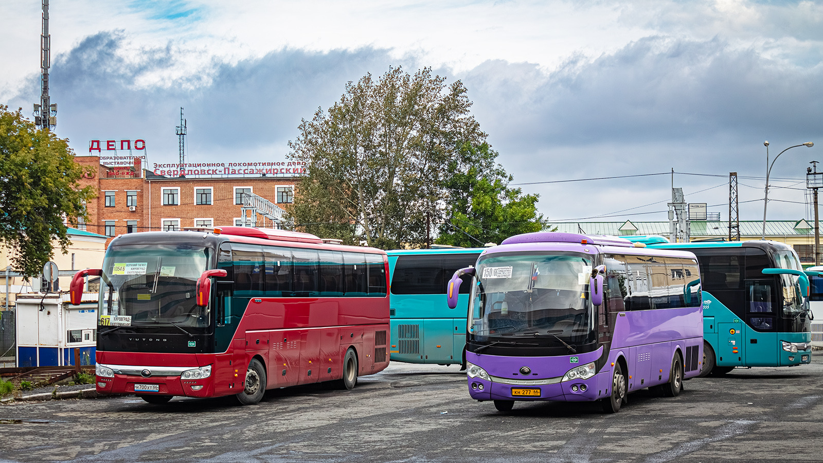 Свердловская область, Yutong ZK6122H9 № Н 700 ХТ 66; Свердловская область, Yutong ZK6938HB9 № КН 277 66; Свердловская область — Автовокзалы, конечные станции и остановки