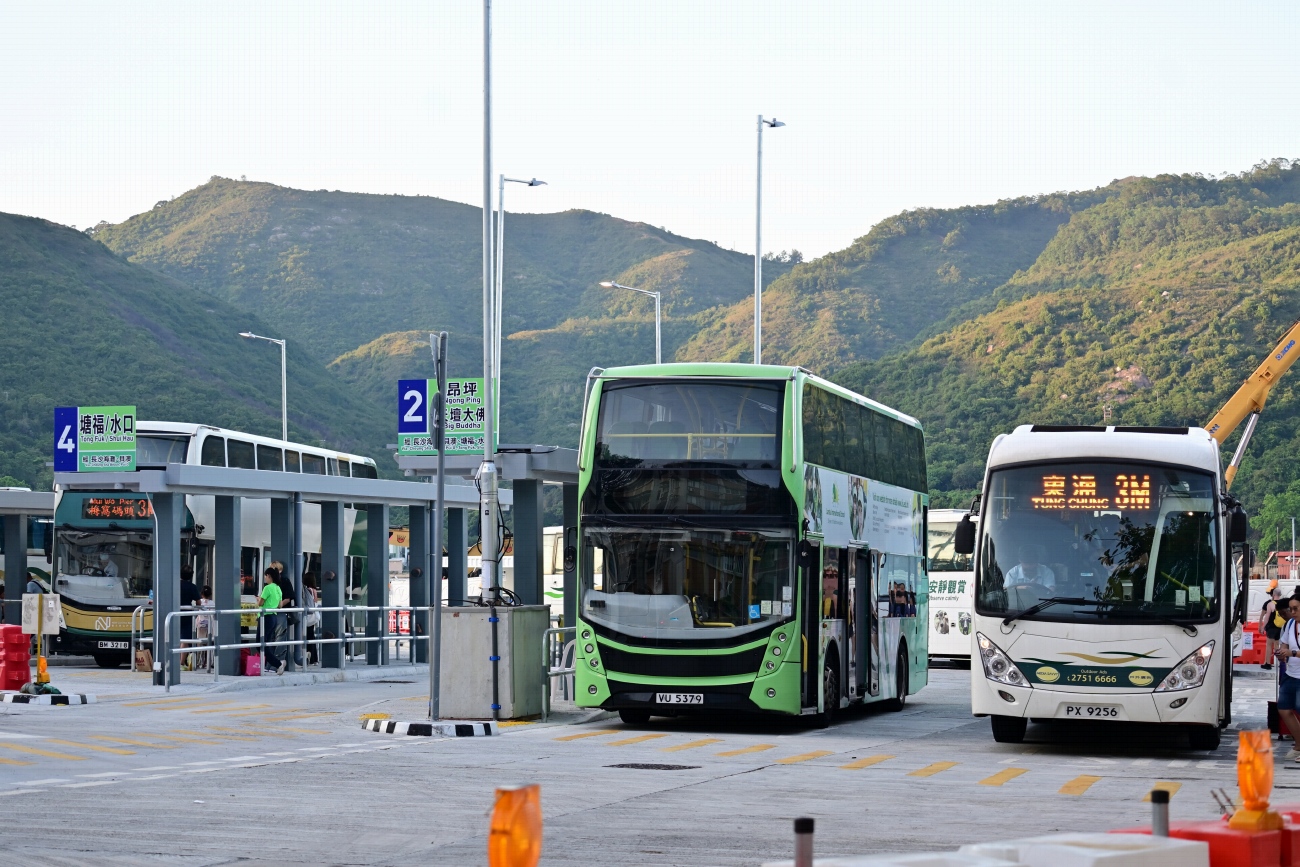 Hong Kong, Alexander Dennis Enviro400 MMC č. AD12; Hong Kong, Asia Aero č. MN97