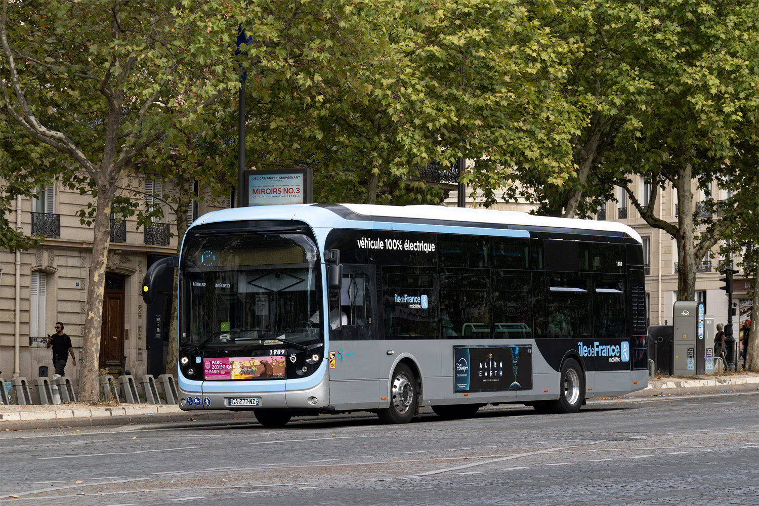 Франция, Bolloré Bluebus 12 Facelift № 1989; Франция — Paris · M1 · Charles de Gaulle – Étoile — La Défense · 11.08.2025 — 31.08.2025