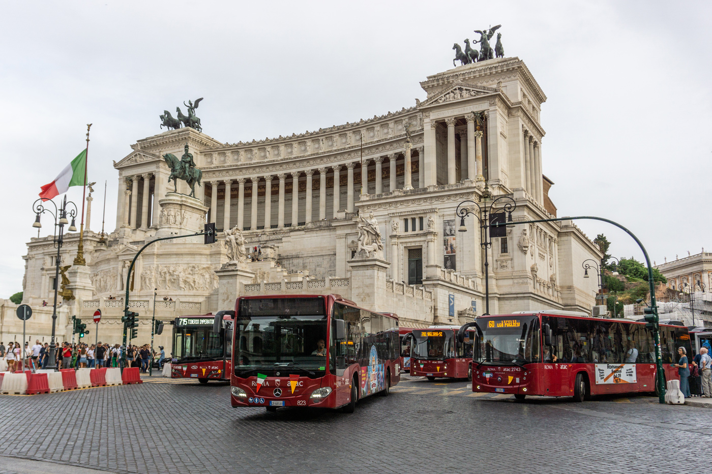 Италия, Mercedes-Benz Citaro C2 hybrid № 823; Италия, Menarinibus Citymood 12 № 2743