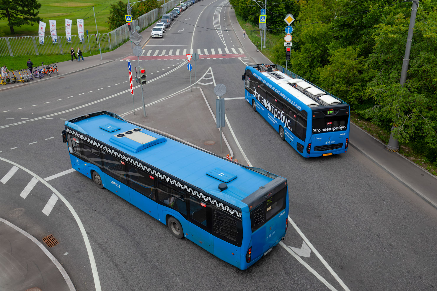 Москва, НефАЗ-5299-40-52 № 1319033; Москва, КАМАЗ-6282 № 490107