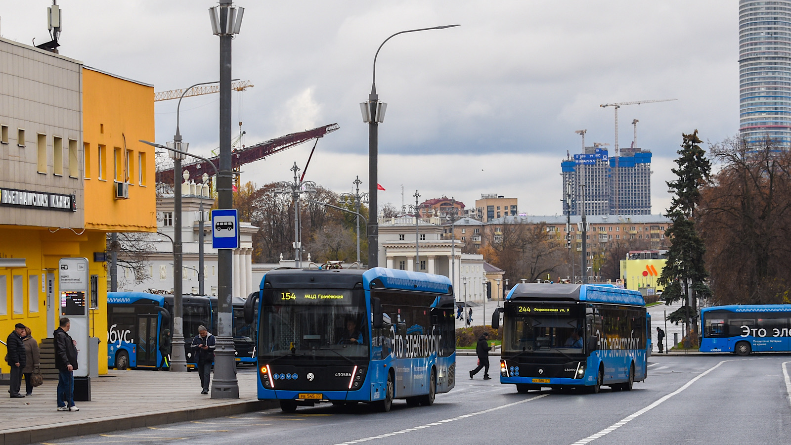 Москва, КАМАЗ-6282 № 430586; Москва, ЛиАЗ-6274 № 430192