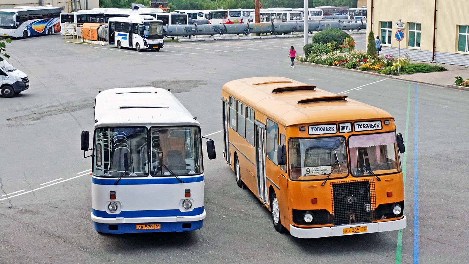 Тюменская область, ЛАЗ-695Н № 505; Тюменская область, ЛиАЗ-677М № 285; Тюменская область &mdash; Автобусные предприятия